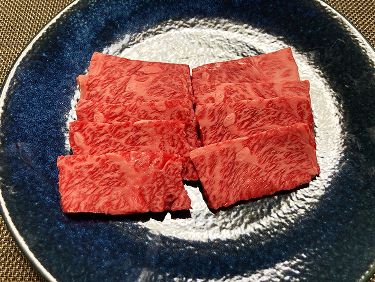 まずはパックから取り出してのお肉鑑賞