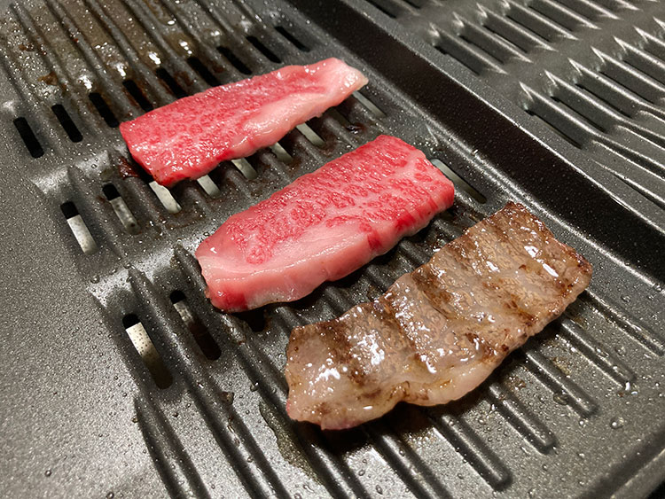 いかりスーパーの黒毛和牛焼肉用バラ肉を焼く